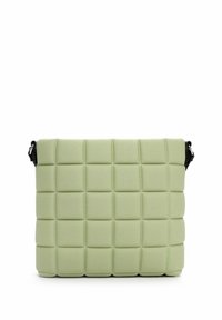 Borsa crossbody verde imbottita con un motivo a griglia e finitura testurizzata. Presenta una tracolla nera regolabile e una chiusura a zip sulla parte superiore.