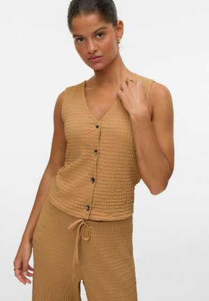 Haut sans manches texturé couleur tan avec un décolleté en V et des boutons sur le devant, associé à un bas texturé assorti avec une taille à cordon.