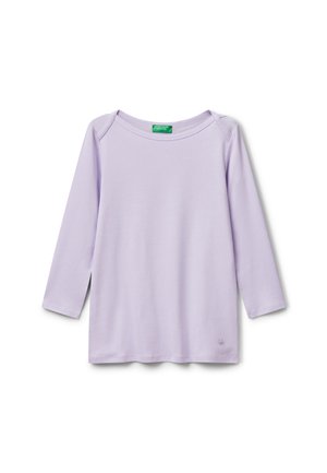 Camicia a maniche lunghe color lavanda con colletto rotondo, realizzata in tessuto morbido, distesa su uno sfondo bianco, che mostra l'etichetta verde del marchio all'interno del colletto.