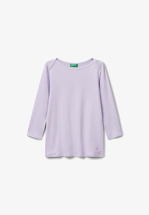 Camicia a maniche lunghe color lavanda con colletto rotondo, realizzata in tessuto morbido, distesa su uno sfondo bianco, che mostra l'etichetta verde del marchio all'interno del colletto.