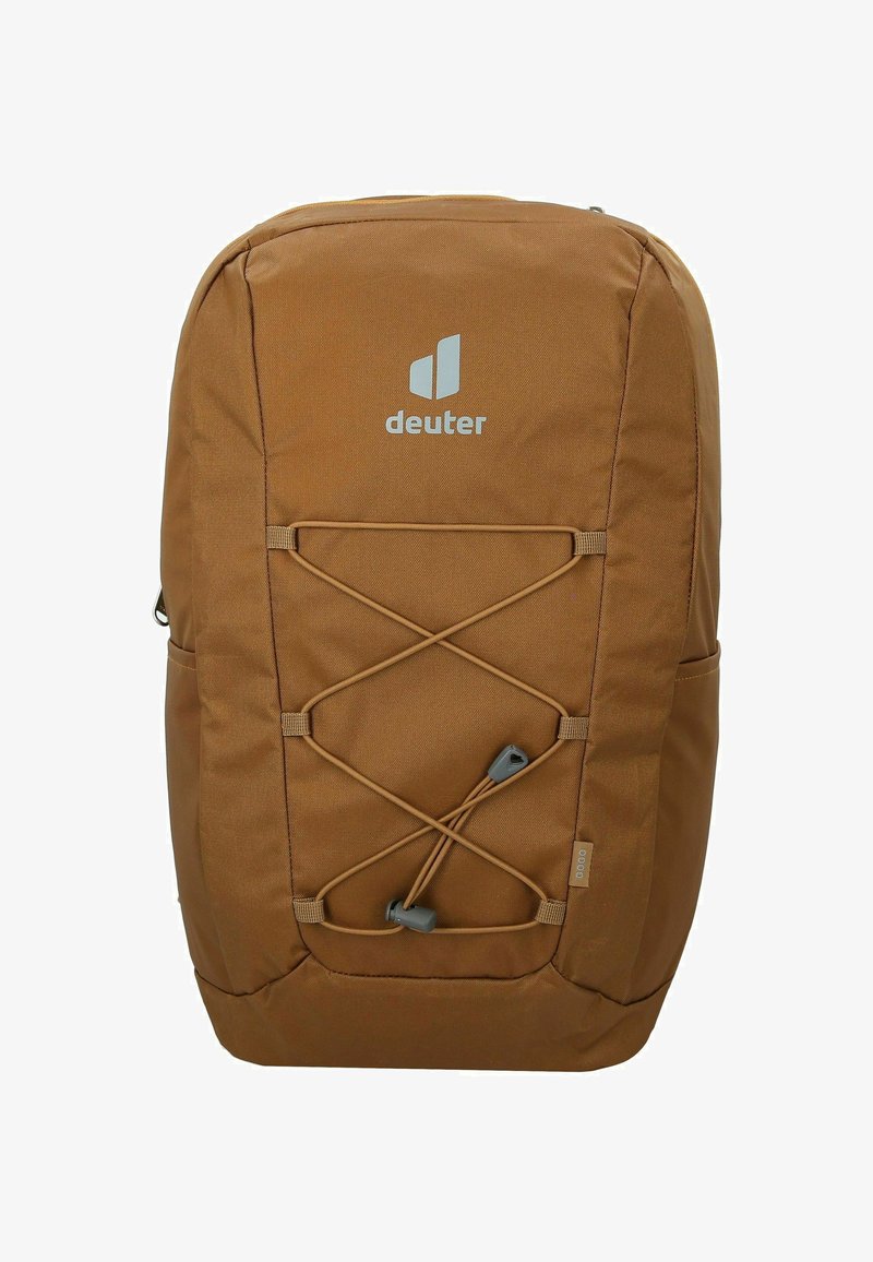 Un sac à dos marron en tissu durable qui présente un logo géométrique, un cordon élastique sur le devant et des poches en mesh sur les côtés pour le rangement.