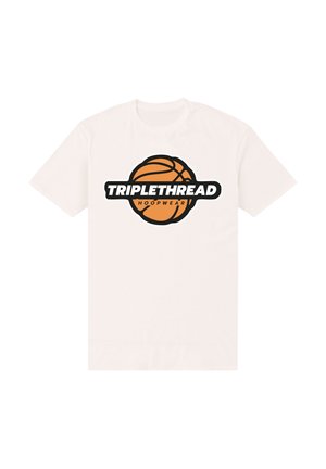 Maglietta bianca a maniche corte con un logo di basket arancione e la scritta "TRIPLETHREAD HOOPWEAR" sul petto.