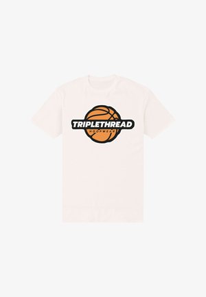 Maglietta bianca a maniche corte con un logo di basket arancione e la scritta "TRIPLETHREAD HOOPWEAR" sul petto.