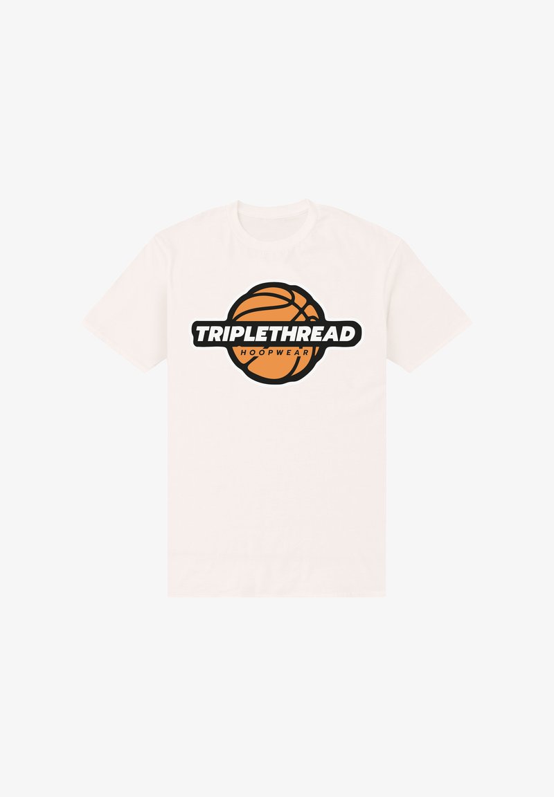 T-shirt blanc à manches courtes avec un logo de basket-ball orange et le texte "TRIPLETHREAD HOOPWEAR" sur la poitrine.