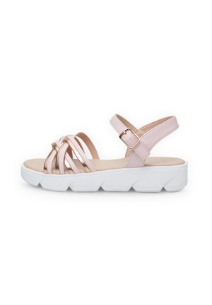 Sandale rose à brides avec semelle blanche épaisse, bride de cheville ajustable avec boucle, et semelle intérieure coussinée, vue de côté.