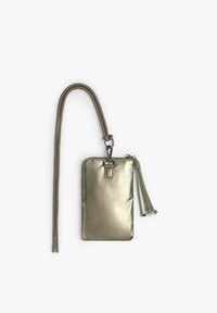 Borsa metallica verde con chiusura a zip, presenta un accento a frange e una tracolla intrecciata rimovibile per opzioni di trasporto versatili.