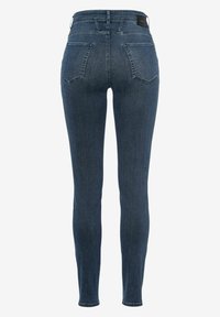 Smala jeans i mörkblå denim med fem fickor, subtila blekningar och sömdetaljer. Bak i midjan finns en logotag.