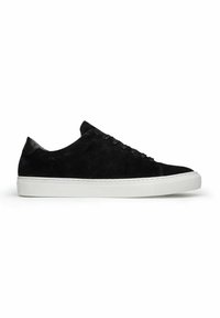Svart mocka låga sneakers med vit gummisula, med en slät läderdetalj på hälen och tonalt snörningssystem.