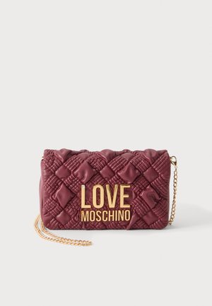 Quiltet bordeaux håndtaske med guldkæde strop og store gyldne "LOVE MOSCHINO" bogstaver foran mod en ensfarvet baggrund.