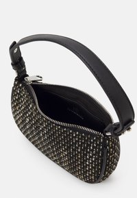 Piccolo borsa a tracolla in tweed nero e oro con chiusura a zip, tracolla in pelle e tasca interna. Presenta tessuto testurizzato e accentuazioni metalliche.