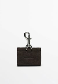 Brun ruskind nøgleholder med sølvmetal clasp. Har præget branding og en rektangulær form med rene linjer og minimalistisk design.