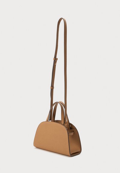 Petit sac à main structuré en cuir marron clair avec de courtes poignées et une longue bandoulière réglable sur fond blanc.