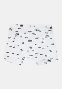 Jungen-Boxershorts aus weißer Baumwolle mit einem wiederholten Muster von schwarzen Baustellenfahrzeugen, einschließlich Traktoren und Kränen.