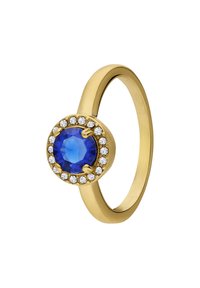 Gouden ring met een grote blauwe edelsteen omringd door heldere kristallen, een gladde band, met een gepolijste afwerking en een eenvoudig ontwerp.