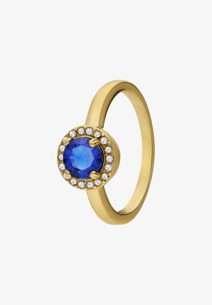 Gouden ring met een grote blauwe edelsteen omringd door heldere kristallen, een gladde band, met een gepolijste afwerking en een eenvoudig ontwerp.