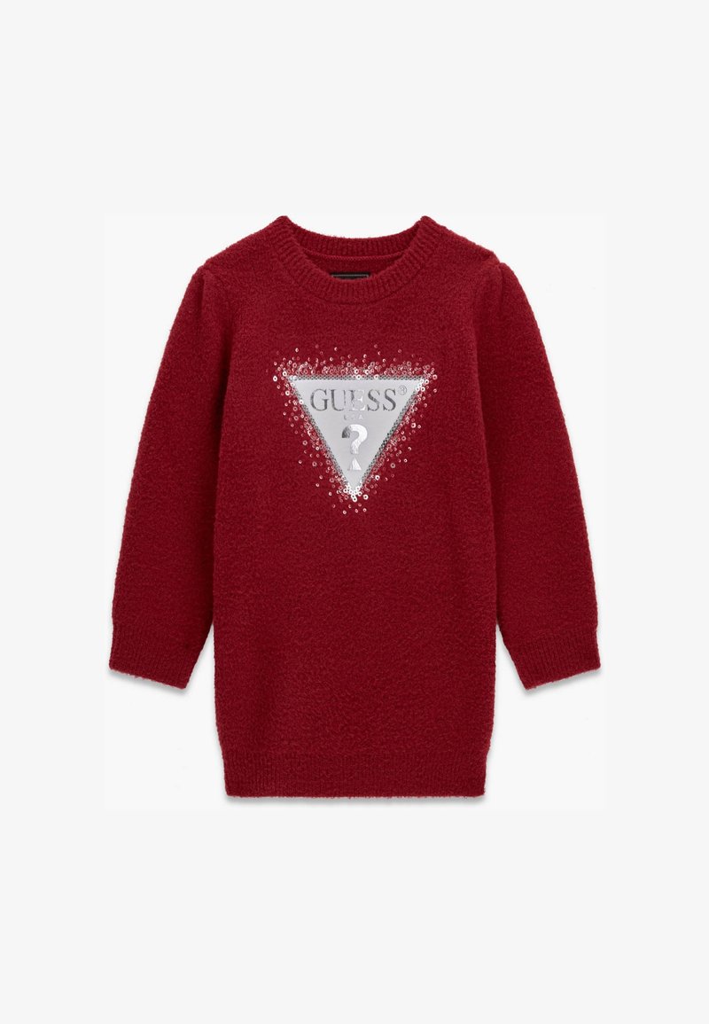 Pull rouge à manches longues et en tissu duveteux avec un triangle argenté et un logo "GUESS?" décoré de petites paillettes brillantes à l'avant.