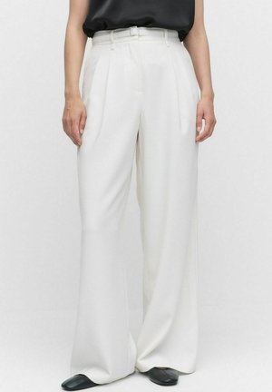 Pantalons amples taille haute blancs avec des plis, en tissu texturé. Comprend une ceinture avec une boucle en argent et des poches latérales.