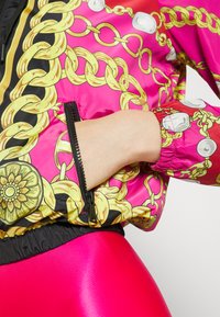 Versace Jeans Couture PANEL CHAINS PEARLS - Καλοκαιρινό μπουφάν - light red