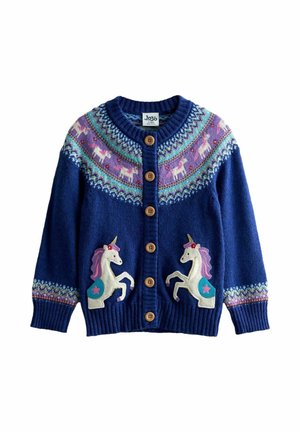 Blauer Strickcardigan mit Rundhalsausschnitt, Holzknöpfen und Einhorn-Applikationen auf der Vorderseite. Dekorative, gemusterte Passe in Pastellfarben.