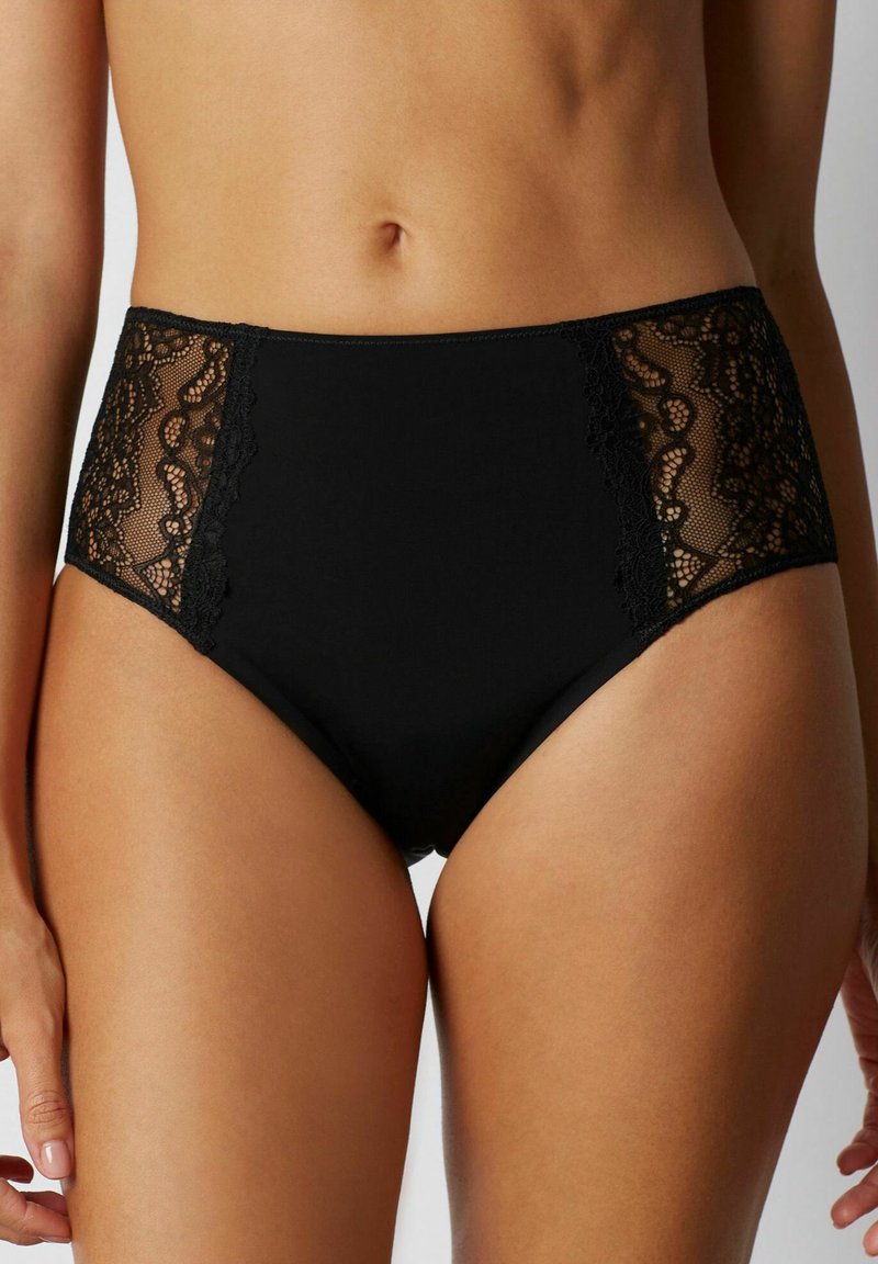 Czarne figi o wysokim stanie wykonane z gładkiego materiału, z koronkowymi akcentami w kwiatowy wzór po bokach. Miękka tekstura i klasyczny design.