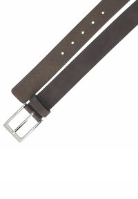 Ceinture en cuir marron avec une texture lisse, cinq trous pour ajustement et une boucle en métal argenté. Comprend un attachement en boucle pour la longueur excédentaire.