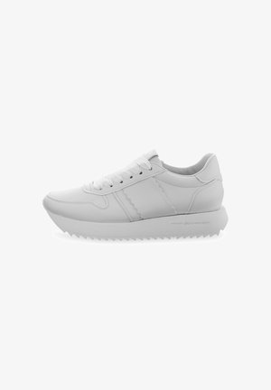 Witte sport sneakers van synthetisch materiaal, met een gladde afwerking, vetersluiting, verhoogde zool en zigzagdetail aan de zijkant.