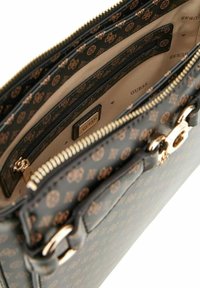 Borsa sintetica nera con hardware dorato, dotata di una tasca interna con zip e un motivo monogramma nella fodera.