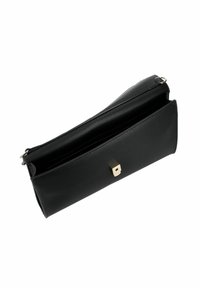 Clutch bag in pelle nera con finitura testurizzata, chiusura quadrata dorata e apertura superiore che rivela un ampio interno.