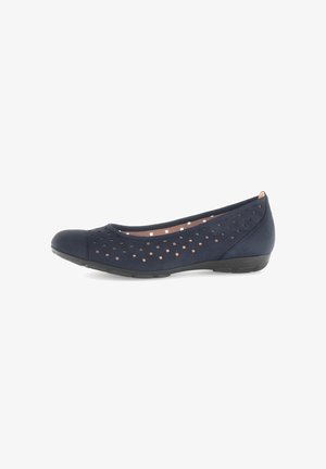 Chaussure plate bleu marine avec un design supérieur perforé, bout rond et semelle en caoutchouc flexible. Comprend des accents dorés subtils dans l'ensemble des perforations.