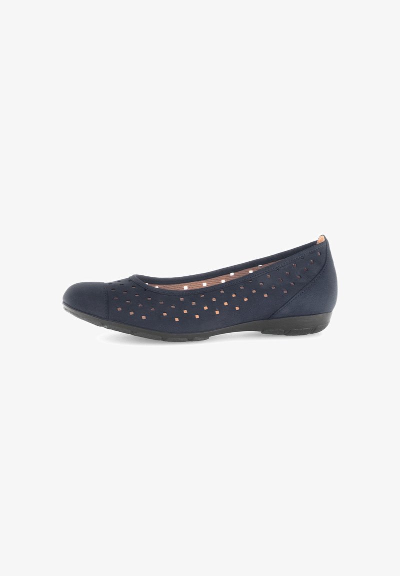 Marineblaue flache Schuhe mit durchbrochenem Obermaterial, runder Zehenpartie und flexibler Gummisohle. Verfügt über dezente goldene Akzente entlang der Löcher.