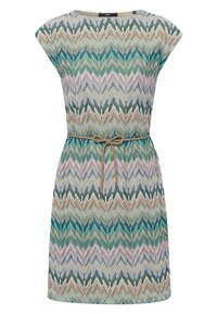 Vestido de manga corta con un patrón de zigzag multicolor en verde, azul y rosa, que presenta un cinturón de lazo beige en la cintura. Textura de tela suave.