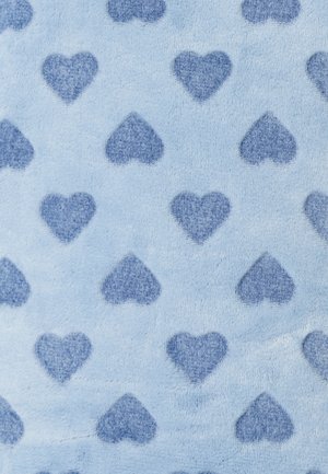 Lichtblauwe stof met een zachte textuur, voorzien van herhalende patronen van donkerblauwe harten die gelijkmatig over het oppervlak zijn verdeeld.
