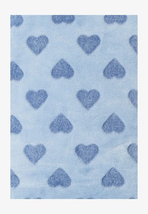 Tela azul claro con una textura suave que presenta patrones de corazones azul oscuro repetidos, espaciados de manera uniforme por toda la superficie.