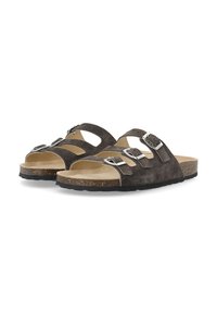 Sandali in suede marrone con tre cinturini regolabili e fibbie argentate. Sottopiede in sughero con suola in gomma. Design con punta aperta per una buona traspirabilità.