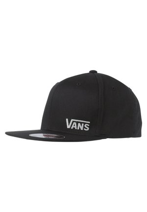 Sort snapback kasket lavet af stof med en flad skygge. Har et broderet hvidt "VANS" logo på forsiden og en struktureret overflade.