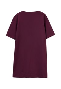 Camiseta de ajuste holgado, de manga corta, en un profundo burdeos. Tejido de algodón suave, cuello redondo y dobladillo recto sin adornos.