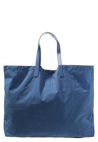 Niebieska, teksturowana torba na ramię z błyszczącymi uchwytami, dużym prostokątnym kształtem i pomarszczoną powierzchnią, idealna do codziennego użytku.