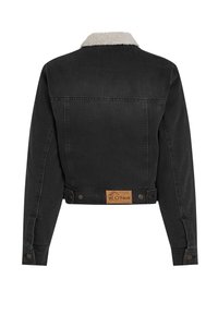 Sort denimjakke med en faux shearling krave, cropped design og et lysebrunt lædermærke på bagsiden, fastgjort med trykknapper.