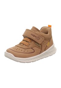 Braune Wildledersneaker mit einem Klettverschluss, orangefarbenen Schnürsenkeln und einer weißen Gummisohle. Verfügt über perforierte Akzente und ein GORE-TEX-Schild an der Seite.