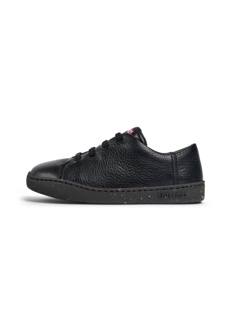 Sneaker in pelle nera con una finitura testurizzata, punta arrotondata e suola in gomma nera maculata. Presenta tre occhielli e un logo sul lato.