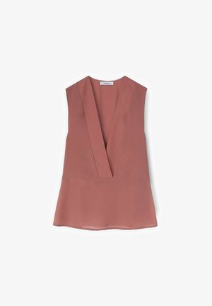 Różowa bluzka bez rękawów w kolorze przydymionego różu, z głębokim dekoltem w serek i baskinką, wykonana z lekkiego materiału, ułożona płasko na białym tle.