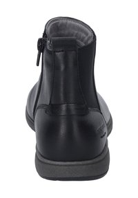 Mustat nahkasaappaat nilkkoihin, joissa on takakiinnitys, teksturoitu vuori ja erottuva harmaa kumipohja. Minimalistinen muotoilu hienolla viimeistelyllä.