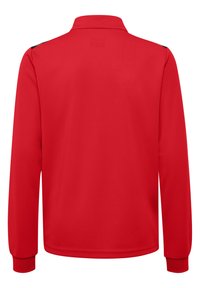 Veste rouge à manches longues avec col montant, accents noirs sur les épaules et poignets côtelés, vue de dos.