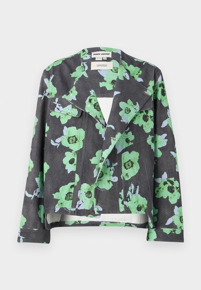 Kvetinová bunda s čiernym pozadím, veľkými zelenými a modrými kvetmi, s klopovým golierom a prednými vreckami. Vyrobená z textúrovanej látky.