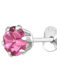 Orecchino a chiodo in argento sterling con un cristallo rosa rotondo in una montatura a sei artigli. Il perno ha un retro sicuro. Contrassegnato '925' per il contenuto di argento.