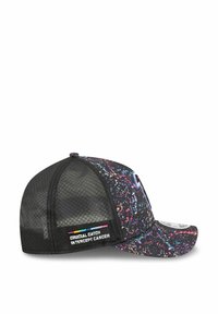 Schwarze Kappe mit einem bunten Farbspritzmuster. Netzrücken für Atmungsaktivität. Ausgestattet mit einem "Crucial Catch Intercept Cancer"-Label.
