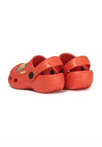Orange Clogs aus leichtem Material, mit einem Riemen hinten, Belüftungsöffnungen und einem Cartoon-Charakterdesign auf der Vorderseite.
