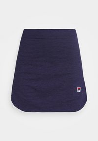 Námořnická modrá sportovní sukně s malým červeným, bílým a námořnickým logem Fila na dolním pravém boku, s jednoduchým pasem a zaobleným lemem.