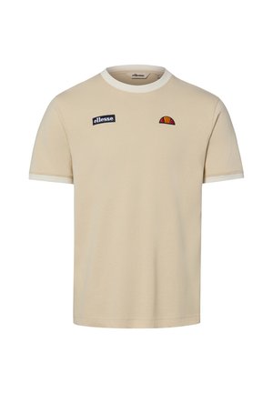 T-shirt beige à manches courtes avec col blanc et bords de manches blancs, arborant un petit logo ellesse et un emblème en demi-cercle rouge-orange sur la poitrine avant.