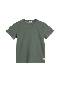 T-shirt verde a maniche corte realizzato in cotone a costine, caratterizzato da un collo rotondo e da un piccolo etichetta con logo in fondo.